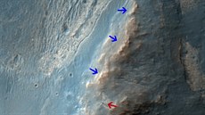 Snímek z paluby druice Mars Reconnaissance Orbiter poízený 14. února 2014....