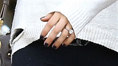 Mila Kunisová nosí zásnubní prsten.