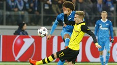 Marco Reus z Borussie Dortmund blokuje stelu Axela Witsela ze Zenitu