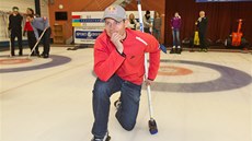 Tomá Kraus pi exhibiním curlingovém turnaji.  