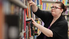 Prodavačka Irena Kuželová pracuje v knihkupectví Dobrovský v Sedláčkově ulici. Prodavačka Irena Kuželová pracuje v knihkupectví Dobrovský v Sedláčkově ulici.