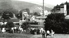 Pohled na areál skláren v Kvtné na nedatované archivní fotografii. 