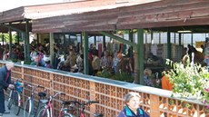 Při oblíbeném zeleninovém trhu se do Uherského Hradiště každou středu a sobotu... Při oblíbeném zeleninovém trhu se do Uherského Hradiště každou středu a sobotu...