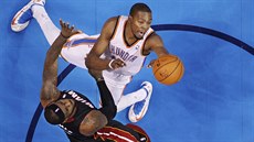 Kevin Durant (vpravo) z Oklahomy útočí přes bránícího LeBrona Jamese z Miami. Kevin Durant (vpravo) z Oklahomy útočí přes bránícího LeBrona Jamese z Miami.