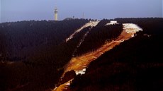 Pohled na svah mezi Jáchymovem a Klínovcem. Nová vznikající sjezdovka je široká Pohled na svah mezi Jáchymovem a Klínovcem. Nová vznikající sjezdovka je široká