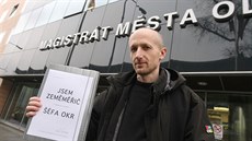 Architekt Tomáš Pejpek před budovou olomouckého magistrátu. S kolegy zde... Architekt Tomáš Pejpek před budovou olomouckého magistrátu. S kolegy zde...