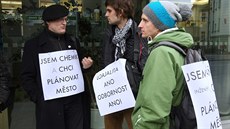 Skupina architektů při protestním setkání odevzdala olomouckému magistrátu... Skupina architektů při protestním setkání odevzdala olomouckému magistrátu...