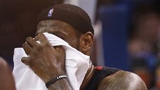 LeBron James z Miami krvácí do ručníku, má zlomený nos. LeBron James z Miami krvácí do ručníku, má zlomený nos.