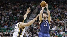 Kevin Love (42) z Minnesoty střílí přes natažené ruce Enese Kantera z Utahu. Kevin Love (42) z Minnesoty střílí přes natažené ruce Enese Kantera z Utahu.