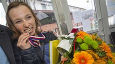 Česká snowboardistka Šárka Pančochová se medaile dočkala až po příjezdu domů.... Česká snowboardistka Šárka Pančochová se medaile dočkala až po příjezdu domů....