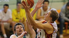 Michal Voldán (vpravo) ze Sr Písek zakonuje pes Jana Nekolného z Basketu...