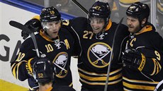Hokejisté Buffala slaví gól. Zleva Alexander Sulzer, Christian Ehrhoff (10),... Hokejisté Buffala slaví gól. Zleva Alexander Sulzer, Christian Ehrhoff (10),...