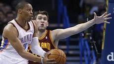 Russell Westbrook (vlevo) z Oklahoma City přihrává kolem Spencera Hawese z... Russell Westbrook (vlevo) z Oklahoma City přihrává kolem Spencera Hawese z...