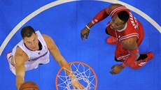 Blake Griffin z LA Clippers dostává mí do koe Houstonu, Dwight Howard u jen...