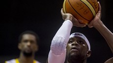Levell Sanders z Pardubic střílí trestný hod, v pozadí jeho spoluhráč Corey... Levell Sanders z Pardubic střílí trestný hod, v pozadí jeho spoluhráč Corey...