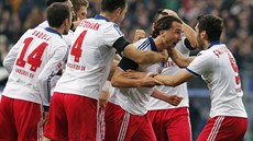BRAVO, CHLAPE! Spoluhráči z hamburského týmu gratulují Petru Jiráčkovi (druhý... BRAVO, CHLAPE! Spoluhráči z hamburského týmu gratulují Petru Jiráčkovi (druhý...