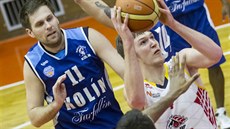 Pardubický Martin Peterka střílí na koš v duelu s Kolínem. Pardubický Martin Peterka střílí na koš v duelu s Kolínem.