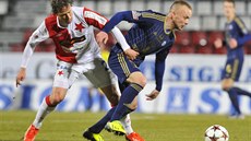 SLAVIA NESTÍHÁ. Olomoucký záloník Jan Javrek (vpravo) se ene do útoku,...