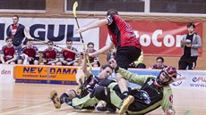 Momentka z florbalového duelu Pardubic (červená) s Libercem Momentka z florbalového duelu Pardubic (červená) s Libercem