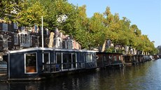 V Amsterdamu bydlí stovky rodin na vod v hausbótech. Spousta dom i lodí nemá
