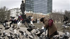 Demonstrace u Leninovy sochy ve východoukrajinském Doncku. 