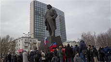 Lidé se seli ped sochou Vladimira Lenina v Doncku. 