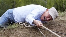 Hrdina Jana Třísky musí na pikniku pomoci při nehodě jednoho z dětí. Hrdina Jana Třísky musí na pikniku pomoci při nehodě jednoho z dětí.