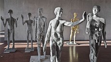 Z výstavy Olbrama Zoubka na Hradě. V popředí jsou Chodci, kteří se zdraví, v... Z výstavy Olbrama Zoubka na Hradě. V popředí jsou Chodci, kteří se zdraví, v...