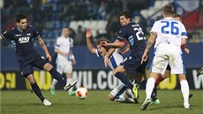 Liberecký Martin Frýdek padá po souboji s Wuytensem z Alkmaaru. Liberecký Martin Frýdek padá po souboji s Wuytensem z Alkmaaru.