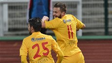 DUKLA ÁDÍ. Zbynk Pospch (vpravo) se raduje z gólu proti Teplicím, gratulovat