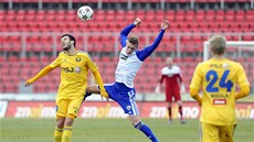 FOTBAL, NEBO BALET? Jihlavský útoník Haris Harba (vlevo) versus znojemský