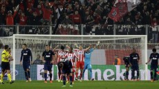 MIZÉRIE. Fotbalisté Manchesteru United (v tmavém) podali na Olympiakosu bídný... MIZÉRIE. Fotbalisté Manchesteru United (v tmavém) podali na Olympiakosu bídný...