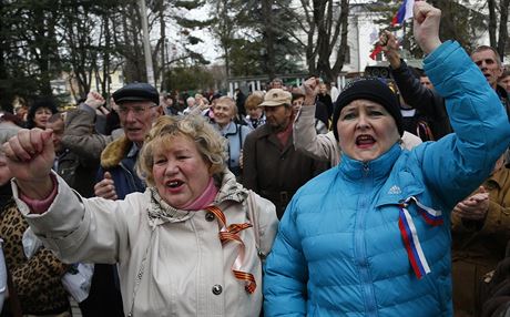 Krymtí Rusové v centru Simferopolu vítají rozhodnutí místního parlamentu o...