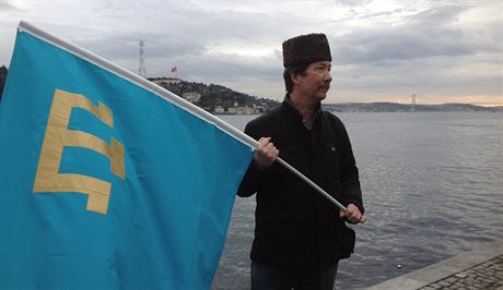 Mu s vlajkou krymských Tatar (ilustraní foto).