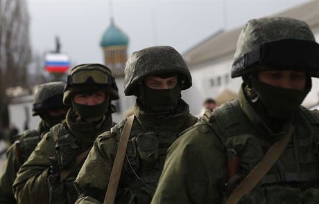 Rutí vojáci pochodují ve vesnici Prevalnoje nedaleko krymského Simferopolu (4....
