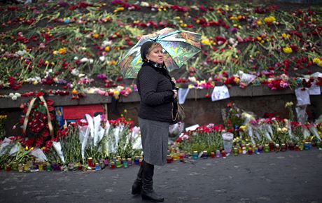 Kyjevské námstí Nezávislosti zaplavily kvtiny a svíky pro obti únorových...