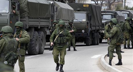 Vojáci ekají u ukrajinských hranic na Krymu.