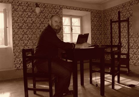Petr Kubát se zabydluje v domku, kde v roce 1911 il malí Egon Schiele. K...
