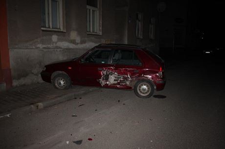Nehoda v Moravské Tebové, po ní zstala tyi osobní auta na chodníku.