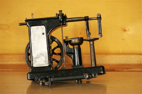 Jeden z exponát - dobový rukavikáský icí stroj.