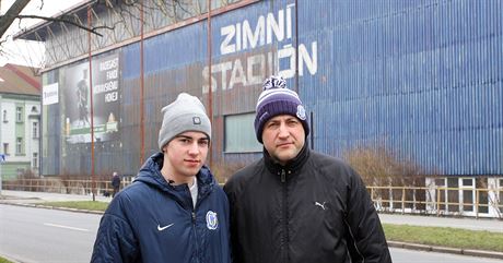 Petr Krejiík aluje olomoucký hokejový klub (na snímku v pozadí jeho stadion)...