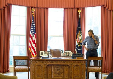 Prezident USA Barack Obama v Oválné pracovn Bílého domu telefonuje s ruským...