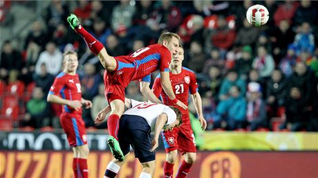 VYSKAKUJE SI NA SOUPEE. Záloník Daniel Kolá v souboji s Norem Jenssenem.