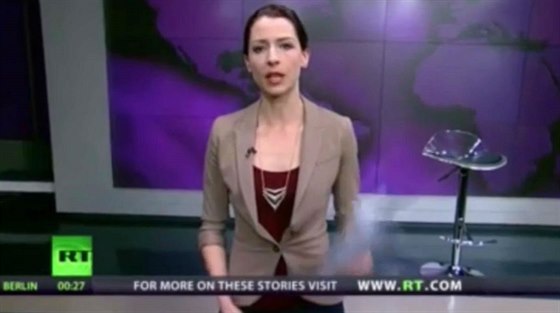 Moderátorka Abby Martinová bhem svého kritického projevu v poadu televize RT