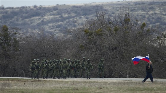 Hybridní  boj v praxi. Neoznaení rutí vojáci pi obsazování Krymu na jae 2014