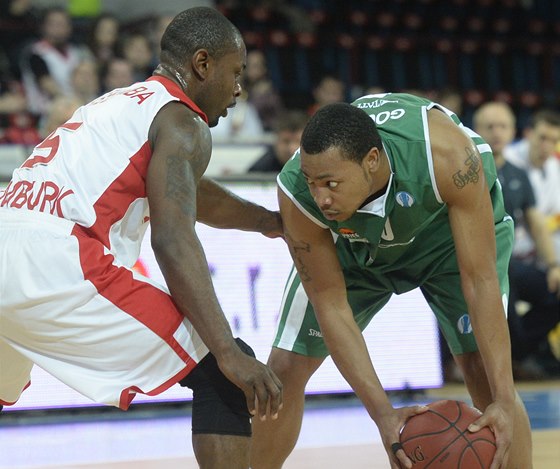 Thomas Massamba z Nymburka (vlevo) a Andrew Goudelock z Kazan.