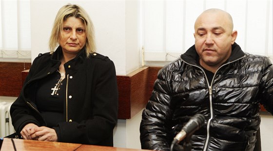 Marta Buncíková s manelem u okresního soudu loni v beznu.