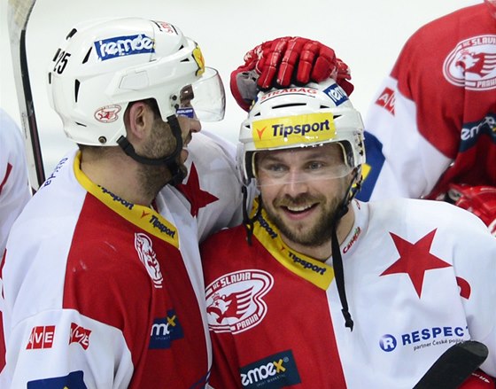 Fanouci hokejové Slavie si musí zvykat na to, e po dlouhých 19 letech bude v jejich týmu chybt ostílený obránce Petr Kadlec (vpravo).