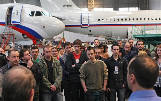 Zamstnanci spolenosti Job Air Technic minulý týden na mítinku s vedením firmy.