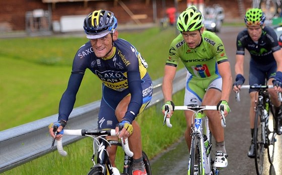 Cyklisté Roman Kreuziger (vlevo) a Slovák Peter Sagan (v zeleném) by v pítí